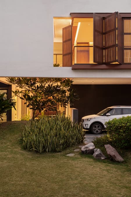 Cantilever Residence