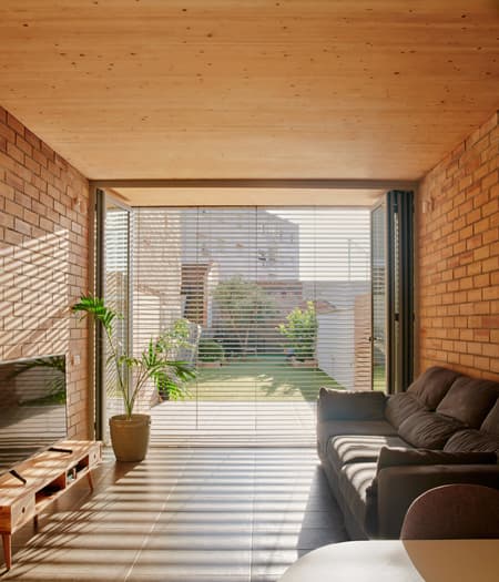 115ARI Single-Family Home Between Party Walls in Sabadell