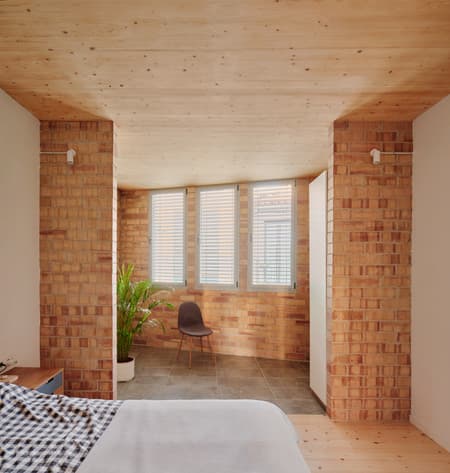 115ARI Single-Family Home Between Party Walls in Sabadell