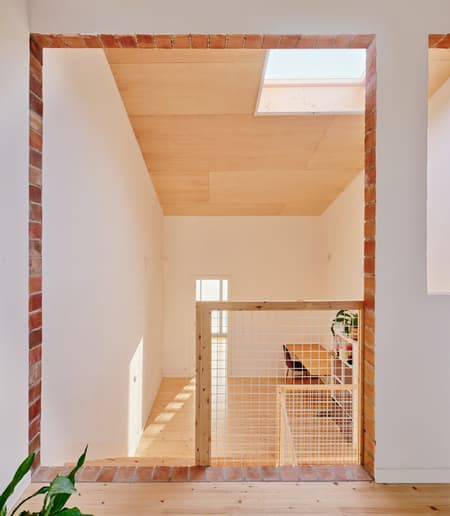 115ARI Single-Family Home Between Party Walls in Sabadell