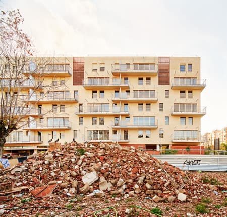 50 Social Housing Units – DE PEUS A TERRA i el cap pels núvols