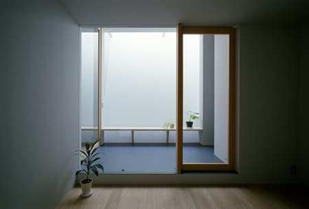 Garage House in Toyonaka 
