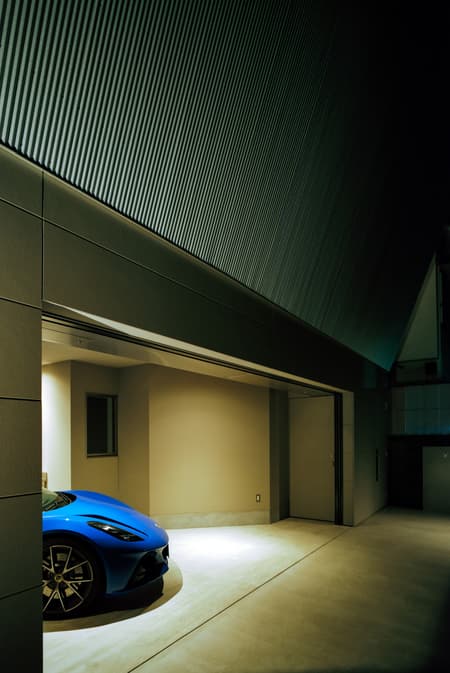 Garage House in Toyonaka 