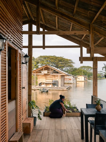 Productive Floating House - La Balsanera