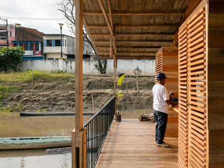 Productive Floating House - La Balsanera