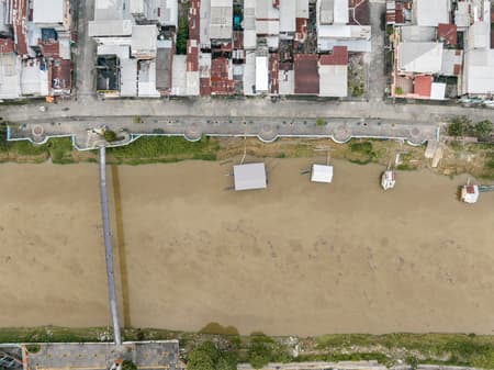 Productive Floating House - La Balsanera