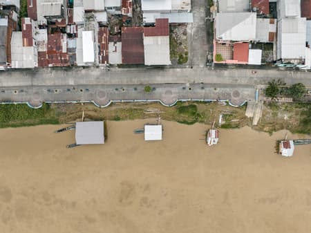 Productive Floating House - La Balsanera