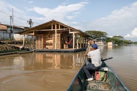 Productive Floating House - La Balsanera