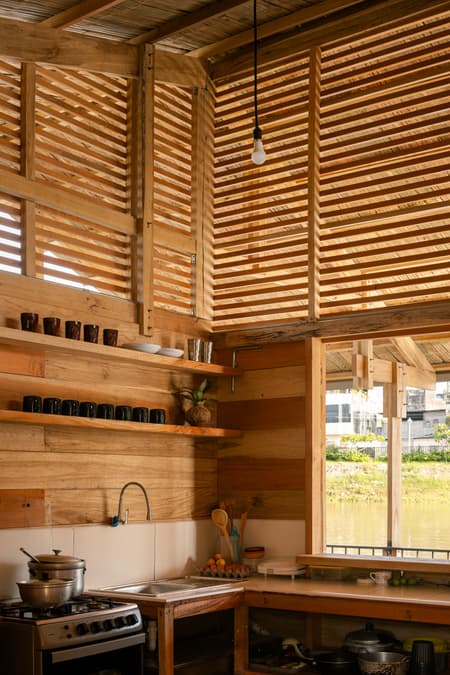 Productive Floating House - La Balsanera