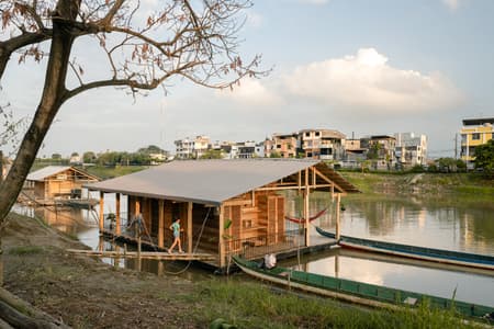Productive Floating House - La Balsanera