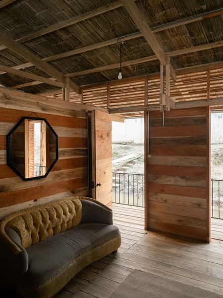 Productive Floating House - La Balsanera