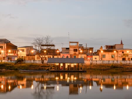 Productive Floating House - La Balsanera