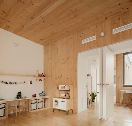 117BOF A house to live around a tree