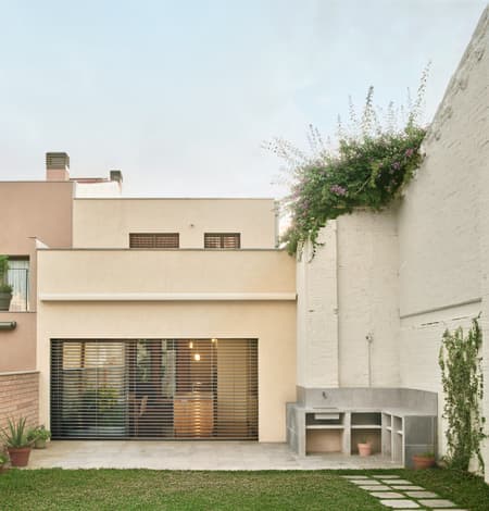 117BOF A house to live around a tree