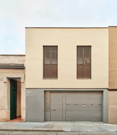 117BOF A house to live around a tree