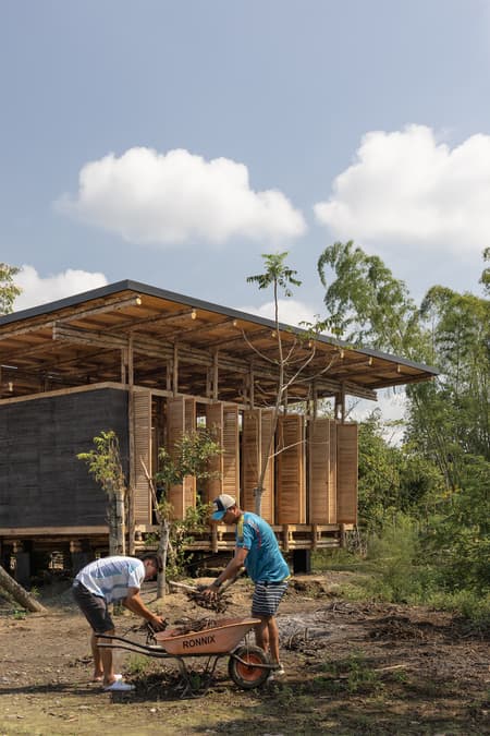 https://www.archdaily.com/1031042/la-panificadora-centro-desarrollo-y-de-produccion-rural-natura-futura