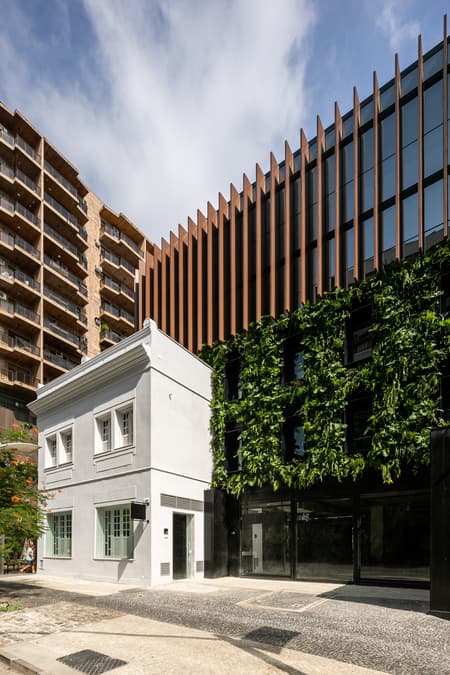 Guilhermina Commercial Building